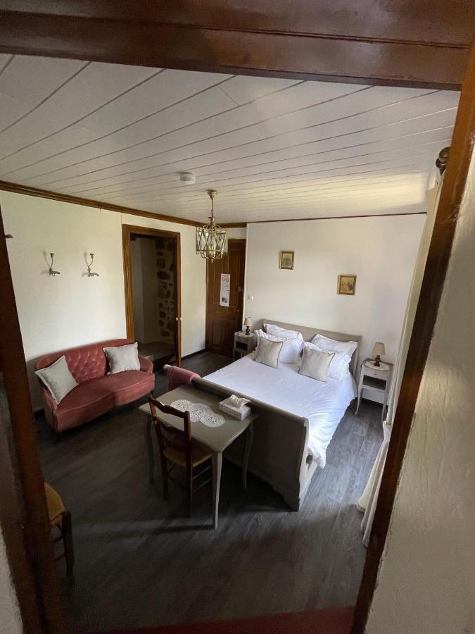 Manoir Du Grail Bed & Breakfast Devesset ภายนอก รูปภาพ